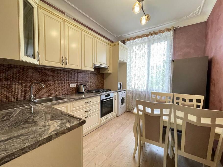 Luxury Apartment In The Center Кишинев Екстериор снимка