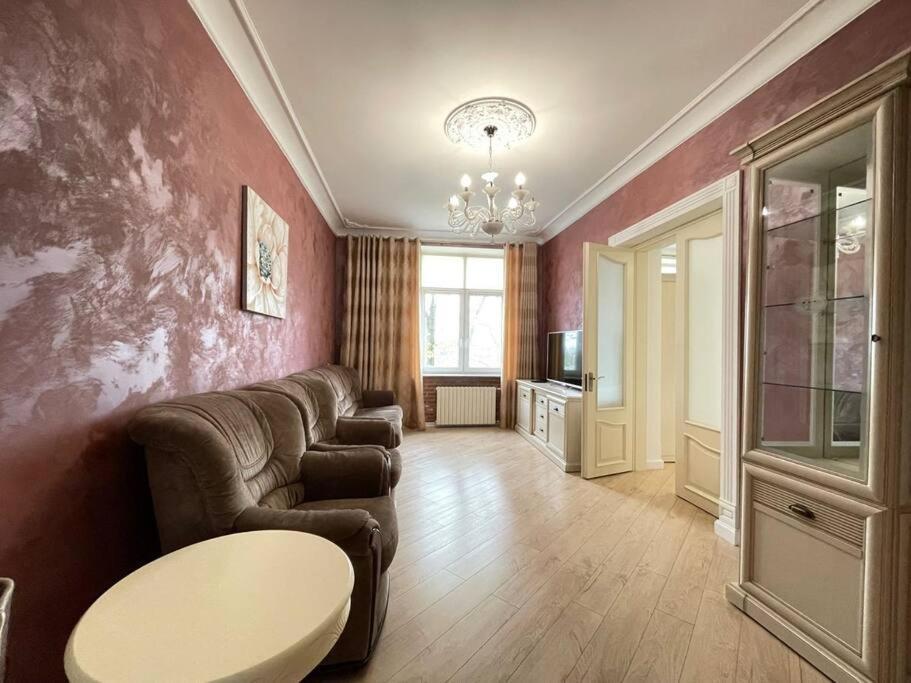 Luxury Apartment In The Center Кишинев Екстериор снимка